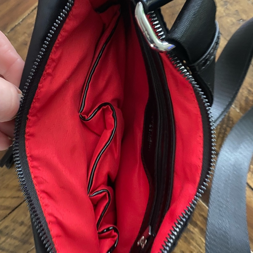 Black Crossbody Bag — Classic Everyday Carry - Picture 4 of 10